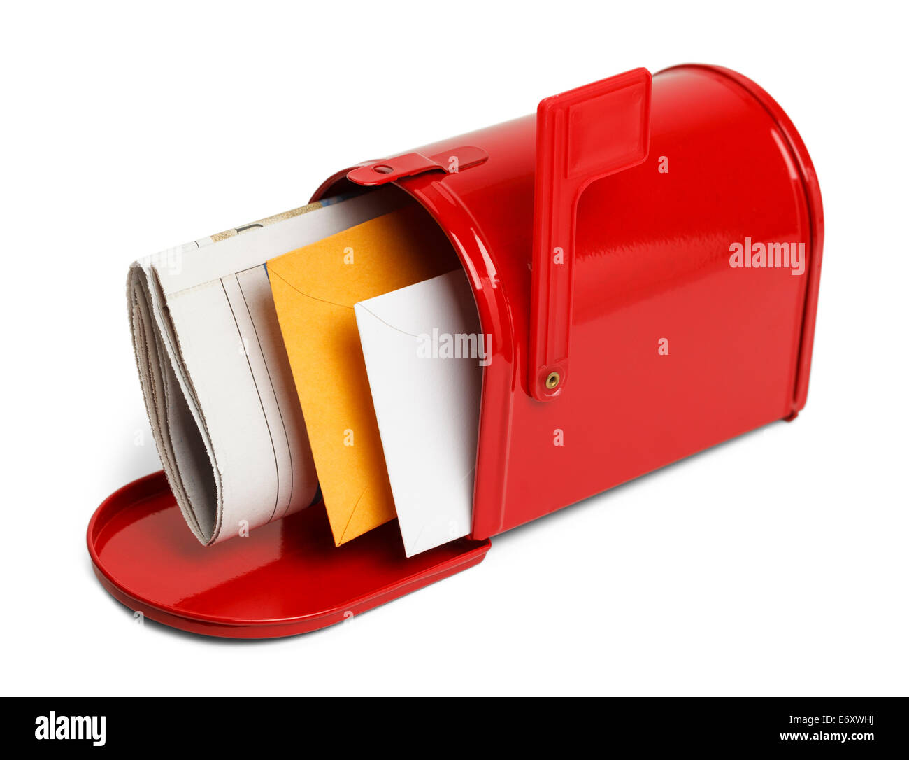 Mail dans une boîte aux lettres rouge ouvert isolé sur fond blanc. Banque D'Images
