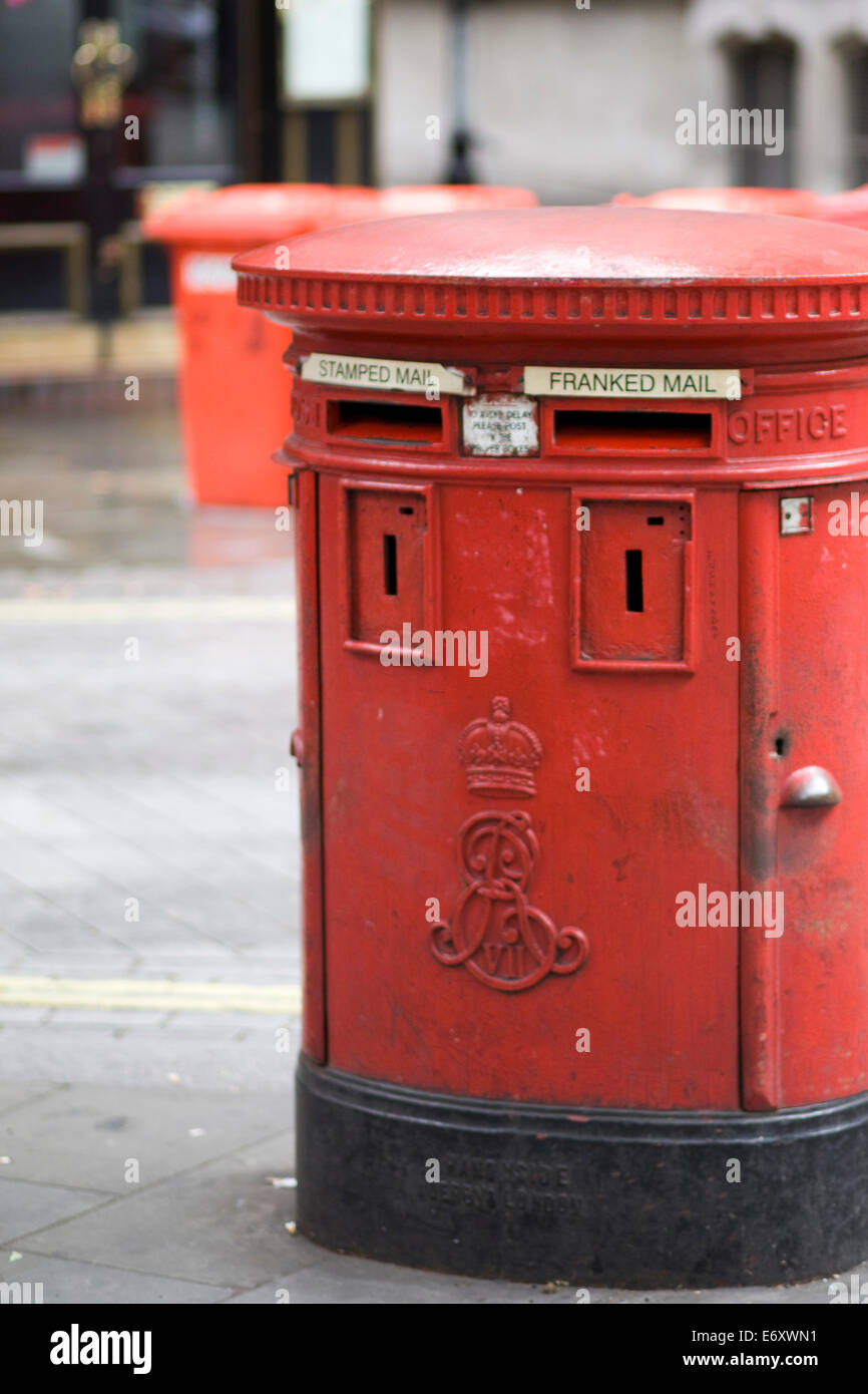 Old Fashioned Red Post Box's à Londres, Angleterre Banque D'Images