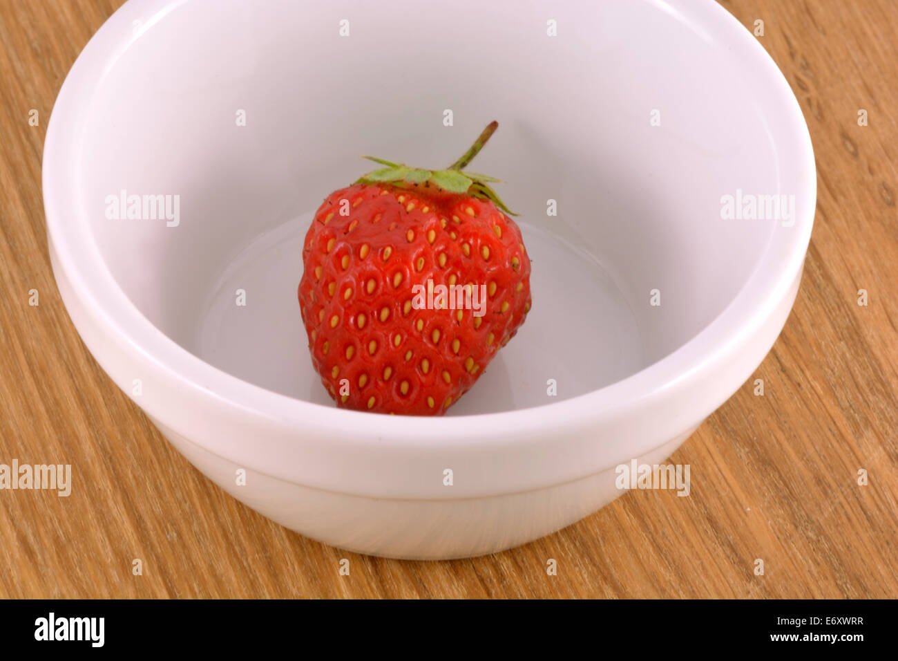 Bol avec des fraises sur fond de bois Banque D'Images