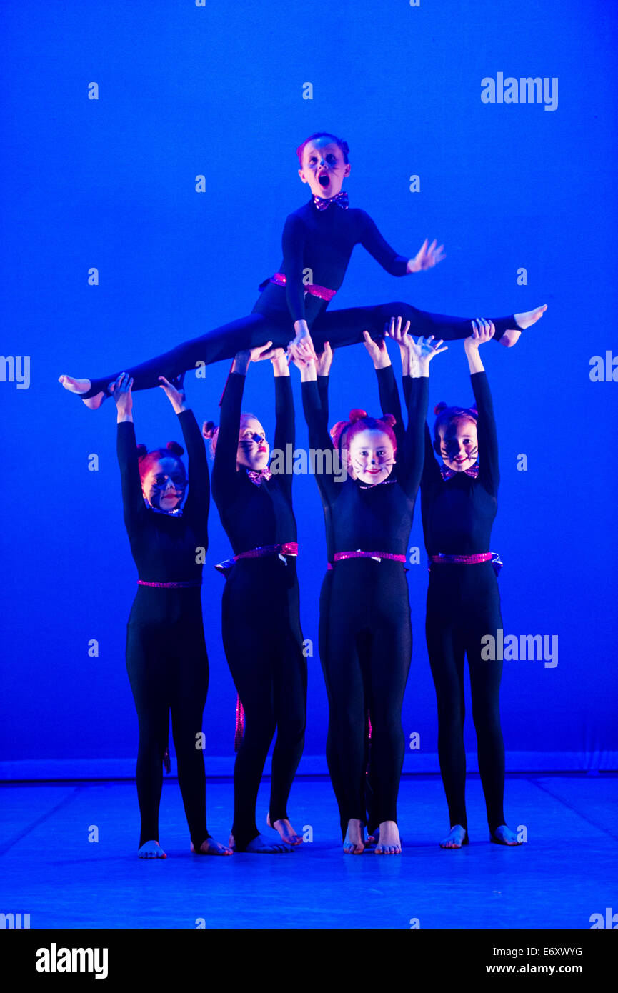 Pré-ado filles dansant sur scène dans une école de danse présentera les performances Aberystwyth Arts Centre Wales UK Banque D'Images