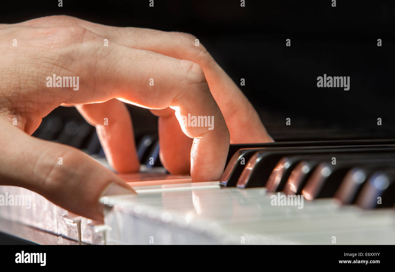 Main gauche d'un pianiste de jazz. A eu lieu à Montréal en 2011. Banque D'Images