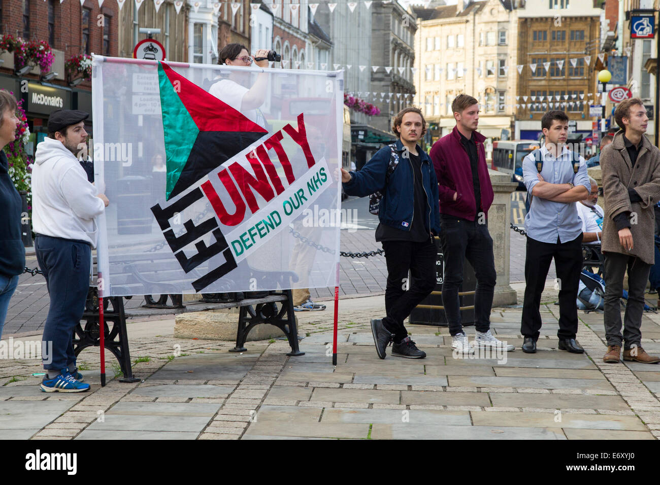 Northampton, Royaume-Uni. 1er sept 2014. NHS de protestation par groupe de 11 mamans de Darlington atteindre le centre-ville de Northampton, Ils marchent à 300 milles, dans tout le pays de prendre la même voie que la Jarrow de mars il y a 78 ans de Jarrow à Londres. C'est de faire prendre conscience de la privatisation du NHS et -Highlight les dégâts qui seraient causés par la Loi sur les soins de santé et de programmes sociaux. La marche sera terminée dans la capitale (Londres) le 6 septembre. Credit : Keith J Smith./Alamy Live News Banque D'Images