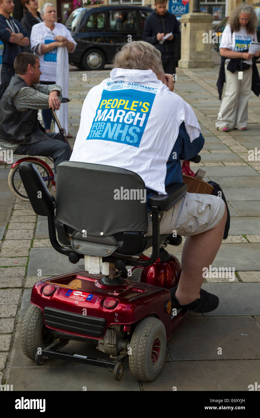 Northampton, Royaume-Uni. 1er sept 2014. NHS de protestation par groupe de 11 mamans de Darlington atteindre le centre-ville de Northampton, Ils marchent à 300 milles, dans tout le pays de prendre la même voie que la Jarrow de mars il y a 78 ans de Jarrow à Londres. C'est de faire prendre conscience de la privatisation du NHS et -Highlight les dégâts qui seraient causés par la Loi sur les soins de santé et de programmes sociaux. La marche sera terminée dans la capitale (Londres) le 6 septembre. Credit : Keith J Smith./Alamy Live News Banque D'Images