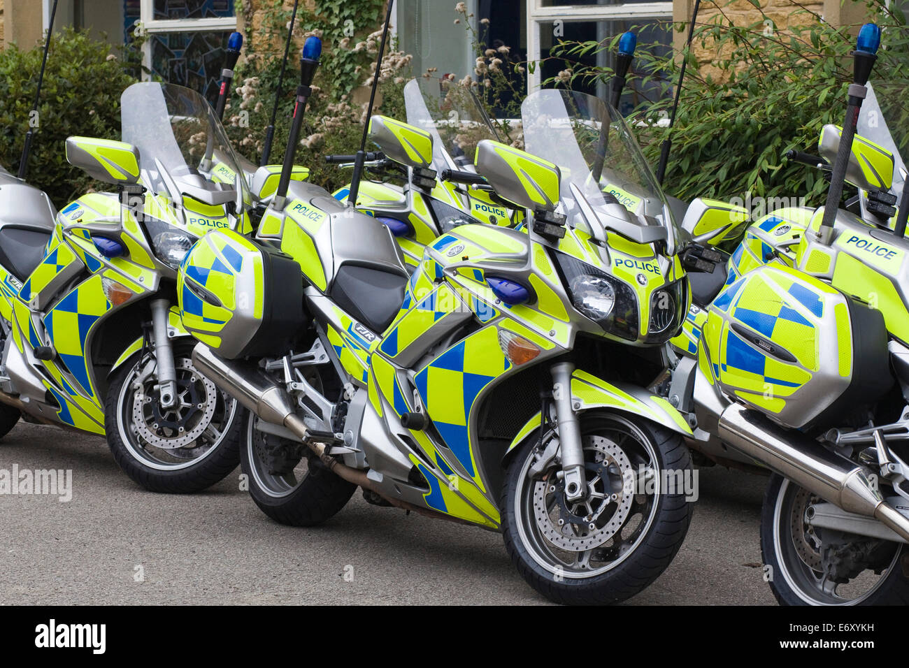 Patrouille de police motocyclettes avec marquages réfléchissants Battenburg Banque D'Images