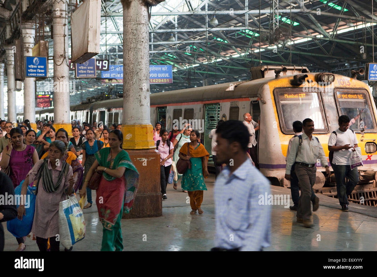 Les gens de descendre d'un train à Victoria Terminus, Mumbai, Maharashtra, Inde Banque D'Images