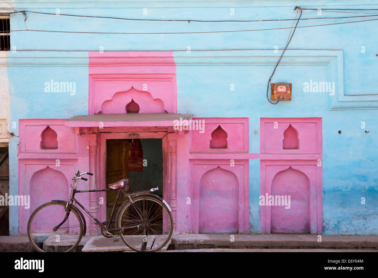 Vieux vélo en face de façade colorée, Khajuraho, Madhya Pradesh, Inde Banque D'Images
