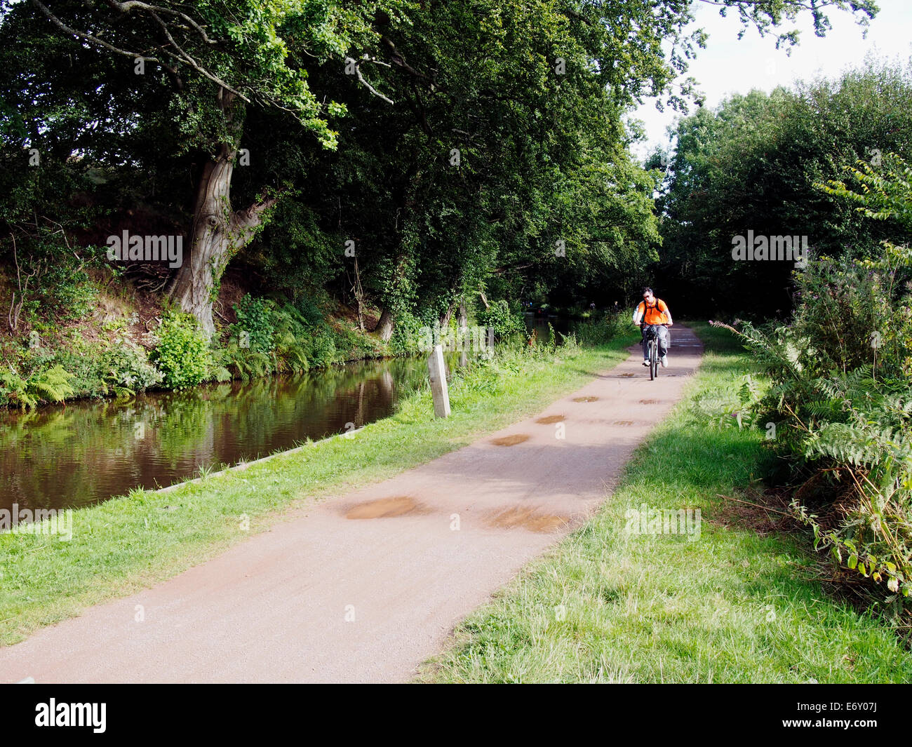 Le Monmouthshire & Brecon Canal (Mon & Brec) près de Brecon avec cycliste sur le Taff Trail & Usk Valley sentier de marche Banque D'Images