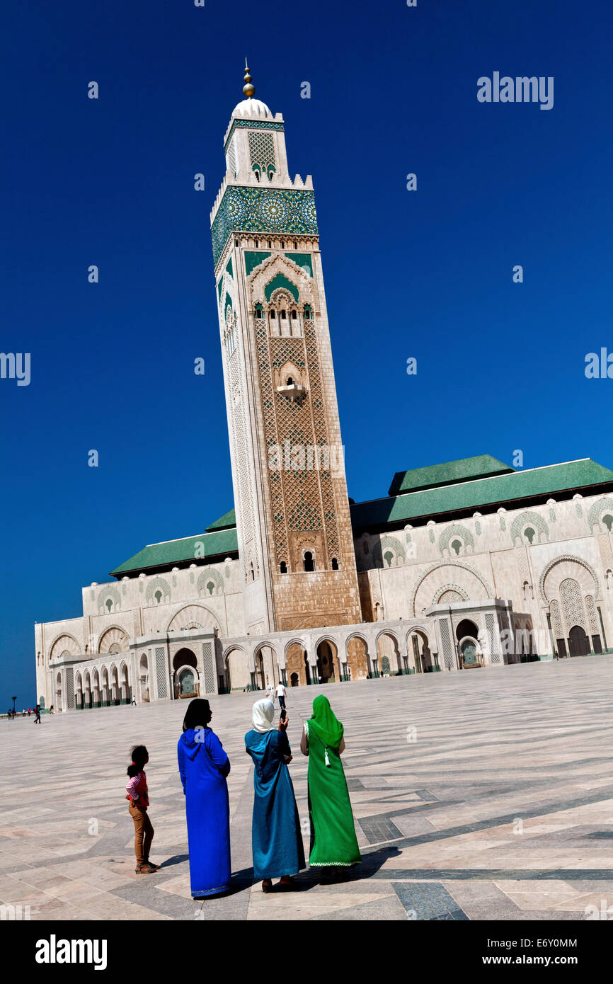 Les femmes marocaines par la Mosquée Hassan II, Casablanca, Maroc Banque D'Images