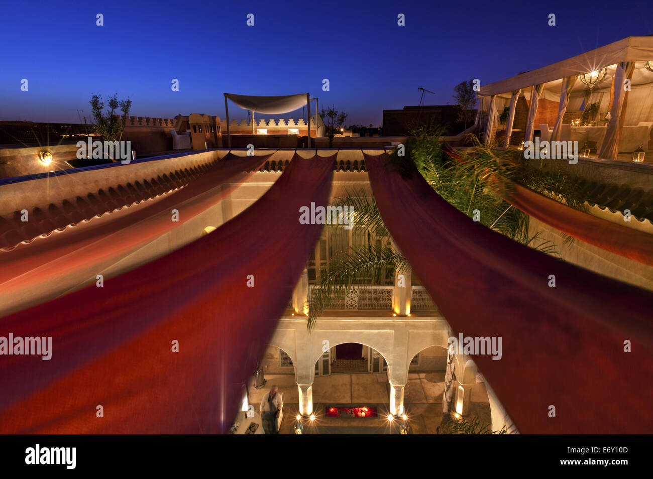 Cour intérieure et sur le toit, Riad Marrakech, Maroc, Riad Dar Bounouar Banque D'Images