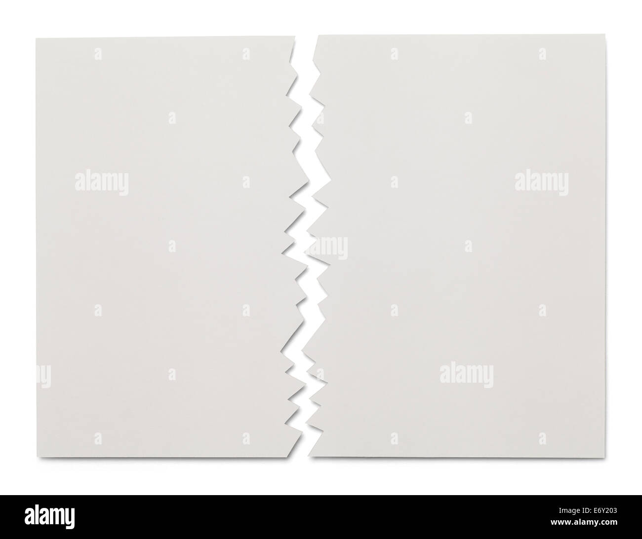 Morceau de papier blanc déchiré dans la moitié isolé sur fond blanc. Banque D'Images