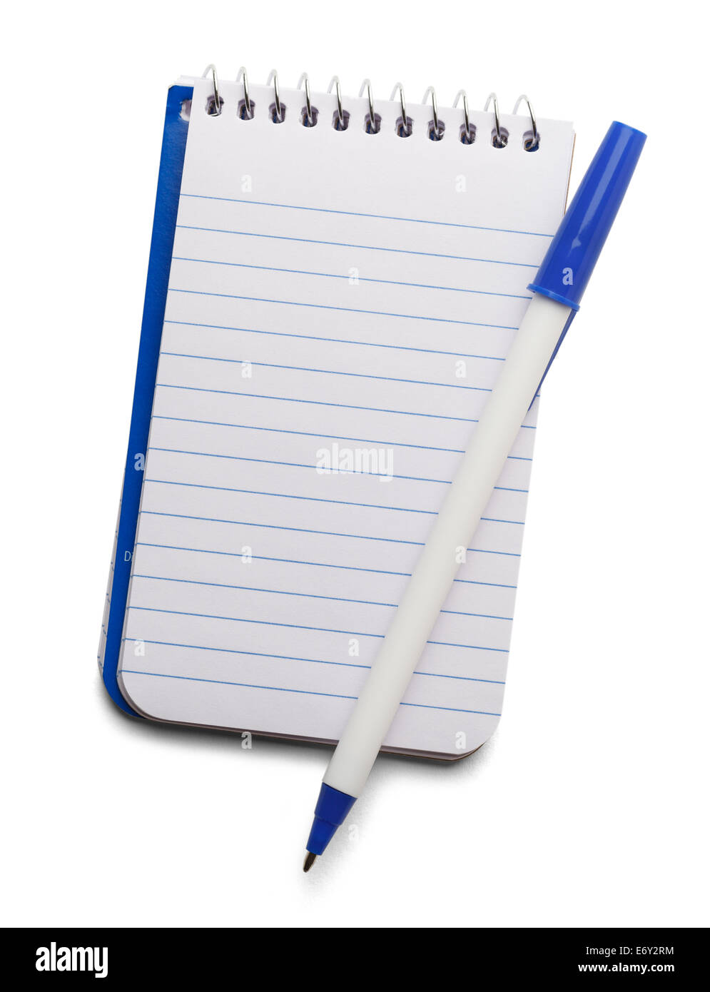 Petit Bloc-notes à spirale avec stylo bleu isolé sur fond blanc. Banque D'Images