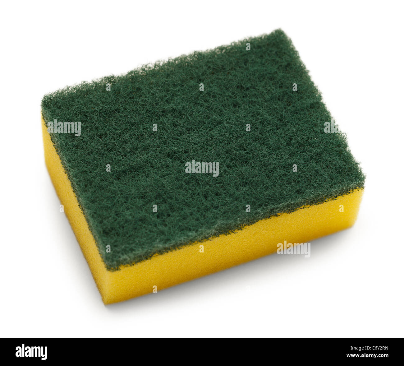 Haut vert jaune avec un tampon à récurer isolé sur fond blanc. Banque D'Images