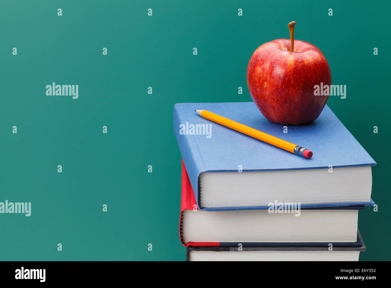 Close up of Chalk Board en classe, des livres et d'Apple avec l'exemplaire de l'espace. Banque D'Images