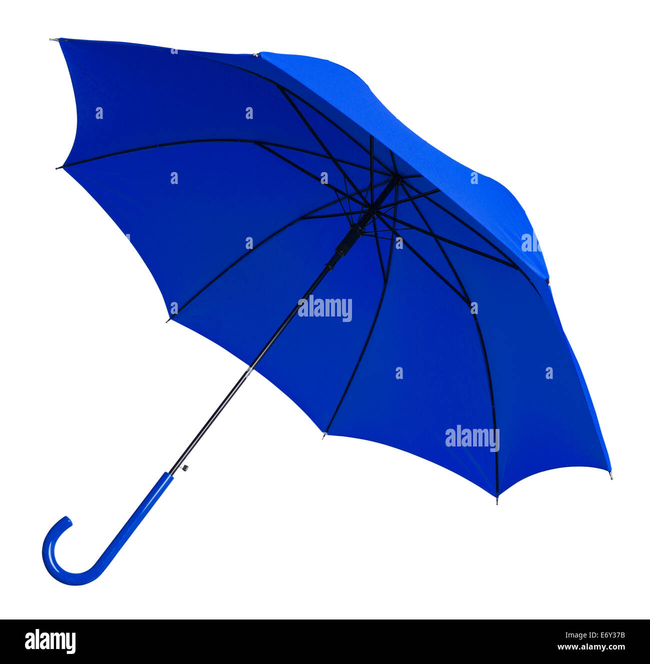 Parapluie bleu lumineux incliné isolé sur fond blanc. Banque D'Images