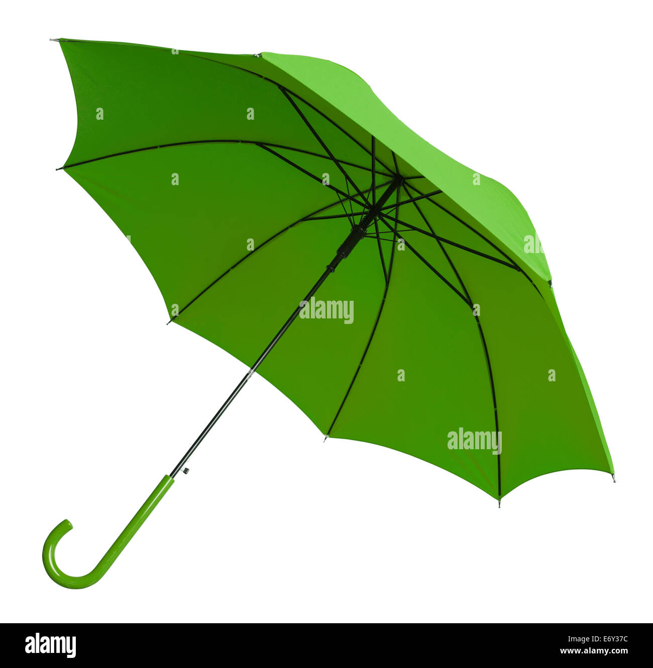 Parapluie vert lumineux incliné isolé sur fond blanc. Banque D'Images