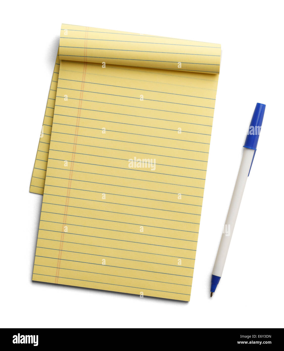 Bloc-notes jaune avec stylo bleu à côté isolé sur fond blanc. Banque D'Images