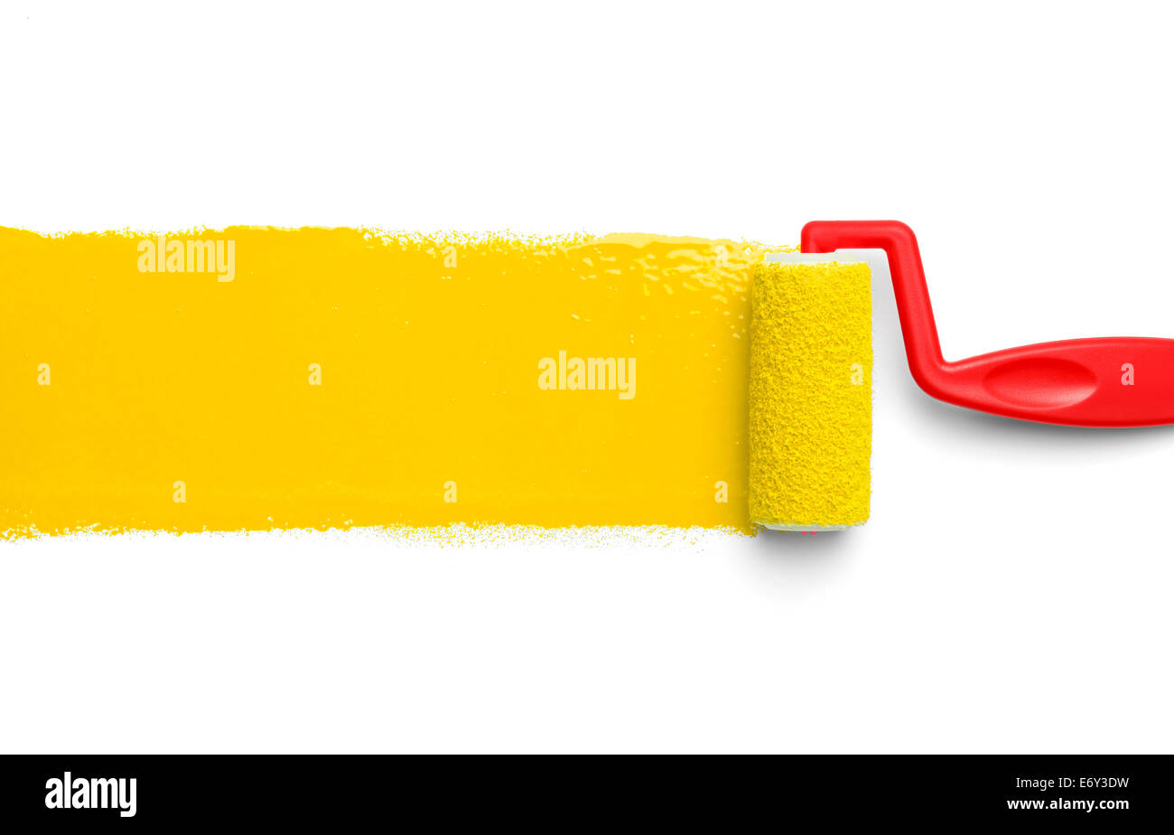 Rouleau à peinture en plastique avec de la peinture jaune isolé sur fond blanc. Banque D'Images