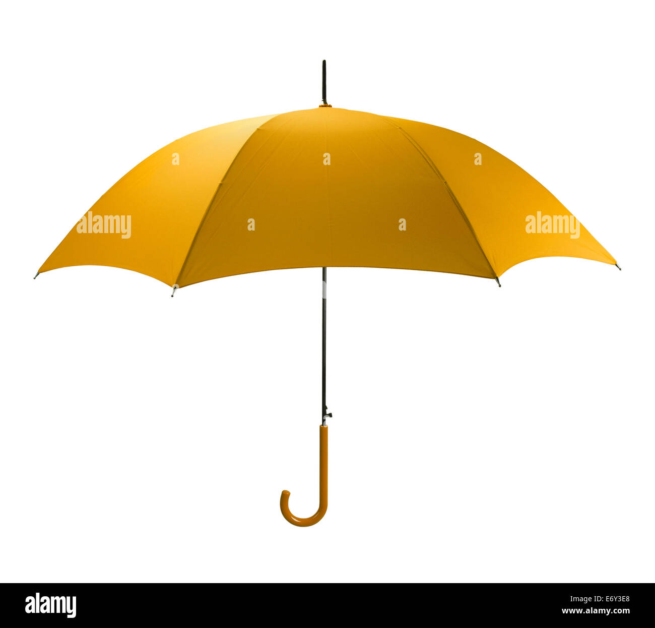 Parapluie jaune vif incliné isolé sur fond blanc. Banque D'Images