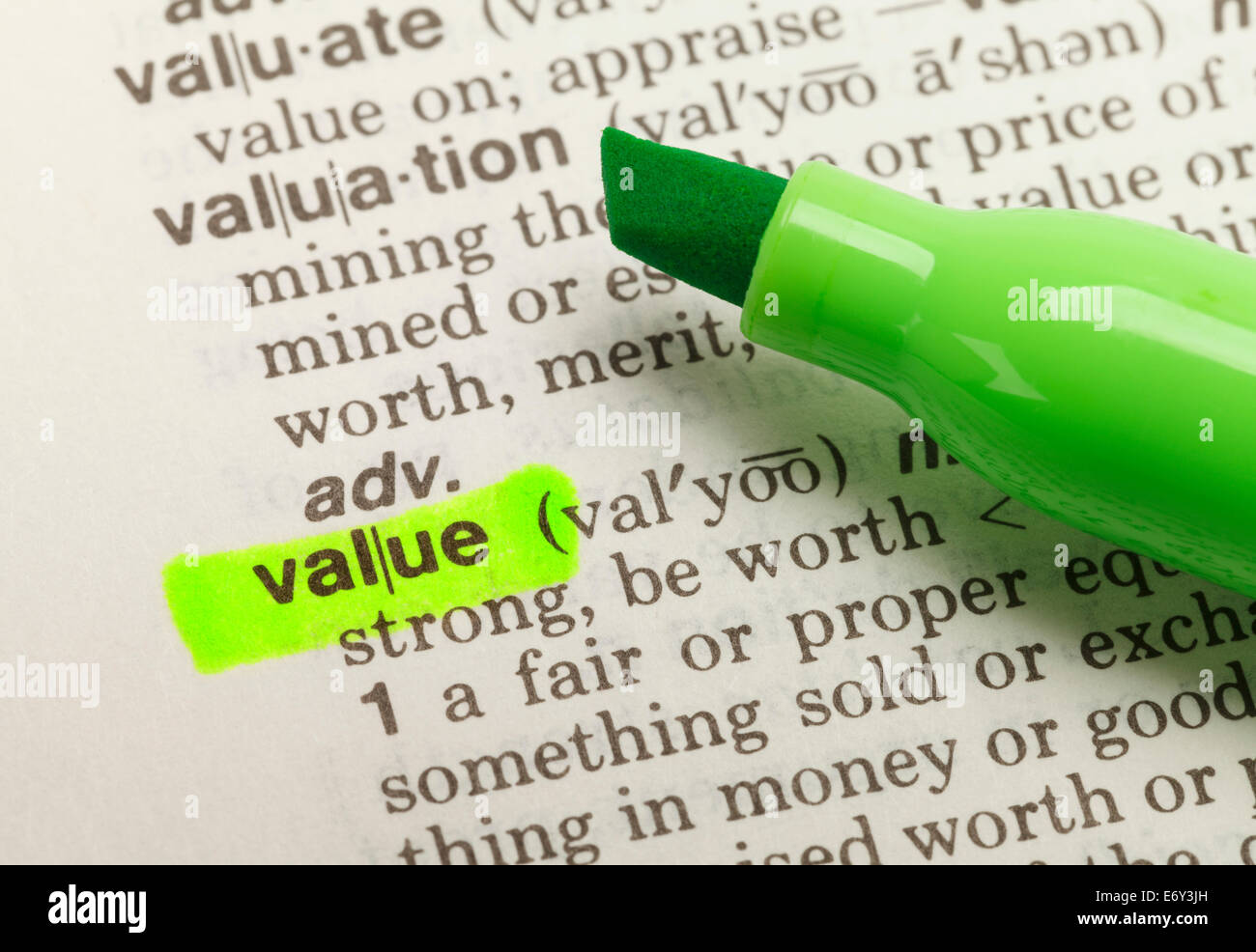 Le mot Valeur a mis en évidence dans le dictionnaire avec marqueur vert Surligneur. Banque D'Images
