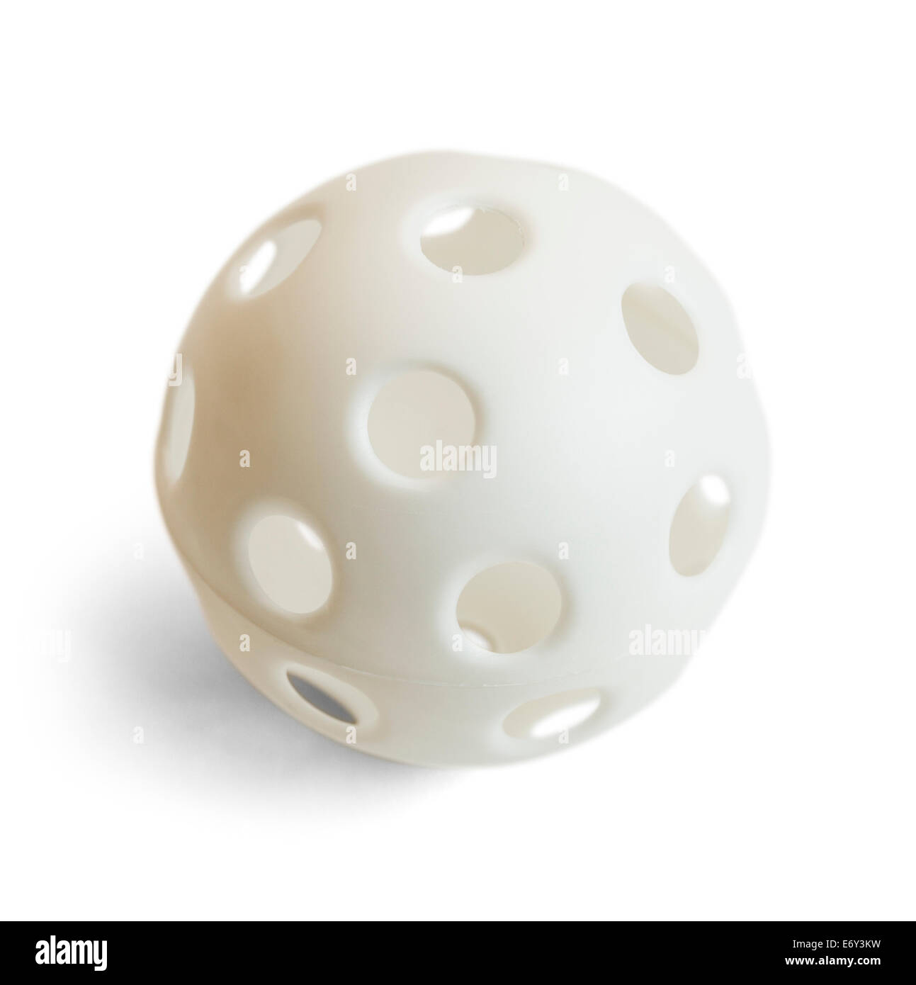Balle en plastique blanc avec des trous isolé sur fond blanc. Banque D'Images