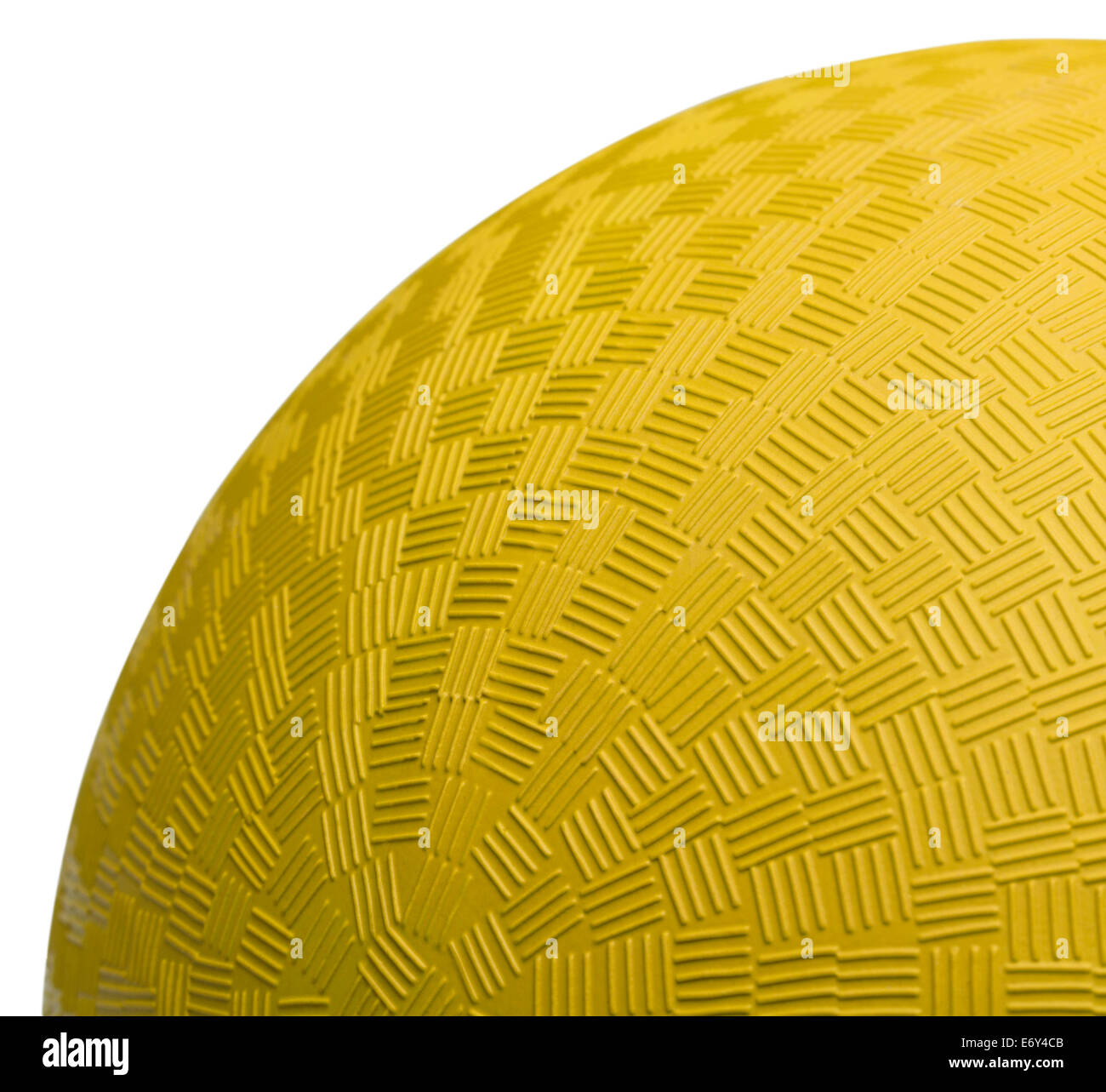 Close up l'article de Dodge Ball jaune isolé sur fond blanc. Banque D'Images