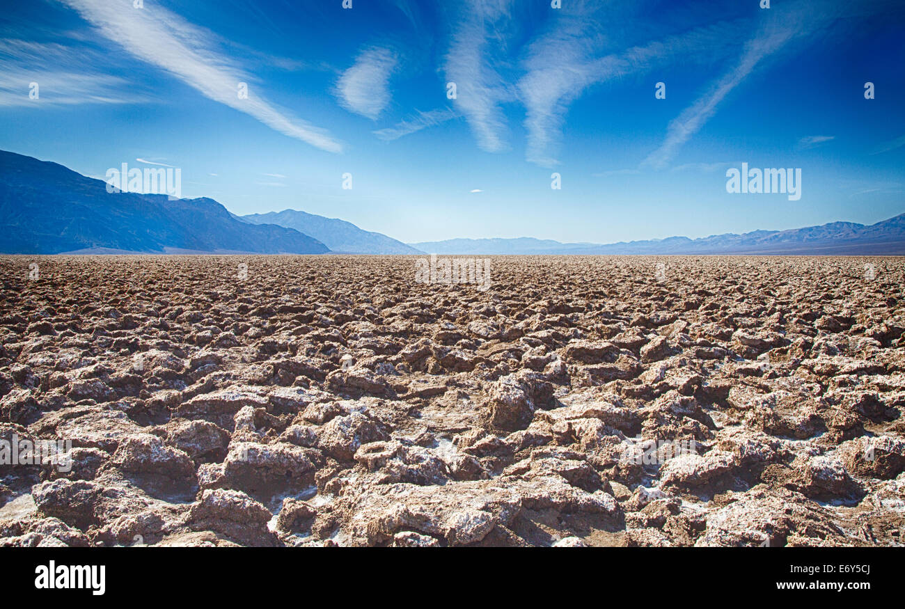 Vue sur la vallée de la mort et les montagnes environnantes de Devil's Golf Course. Death Valley National Park, California, USA. Banque D'Images