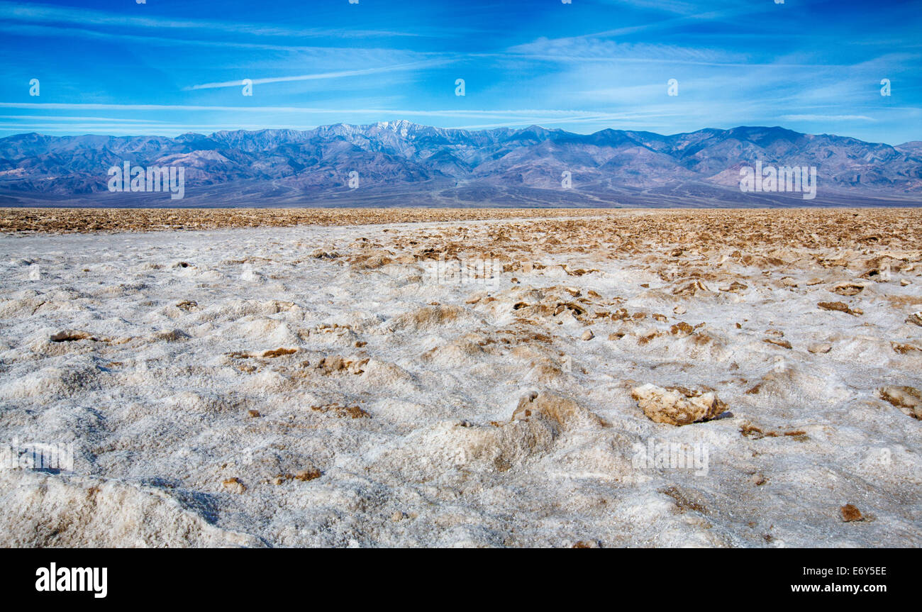 La vue depuis le bassin de Badwater, le point le plus bas aux États-Unis. Death Valley National Park, California, USA Banque D'Images