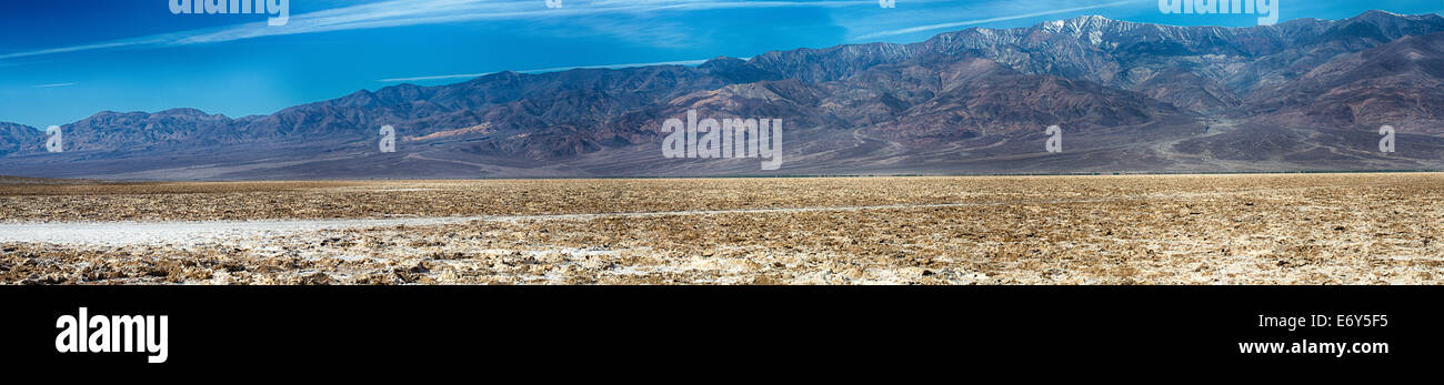 La vue depuis le bassin de Badwater, le point le plus bas aux États-Unis. Death Valley National Park, California, USA Banque D'Images