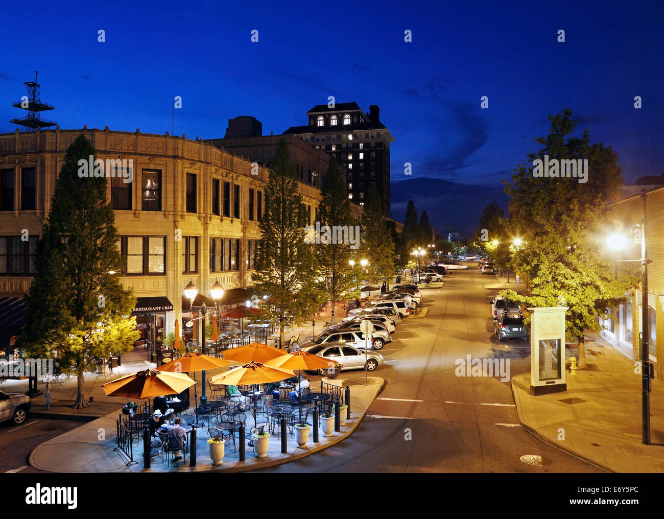 Asheville, Caroline du Nord. Grove arcade dans la nuit. Banque D'Images