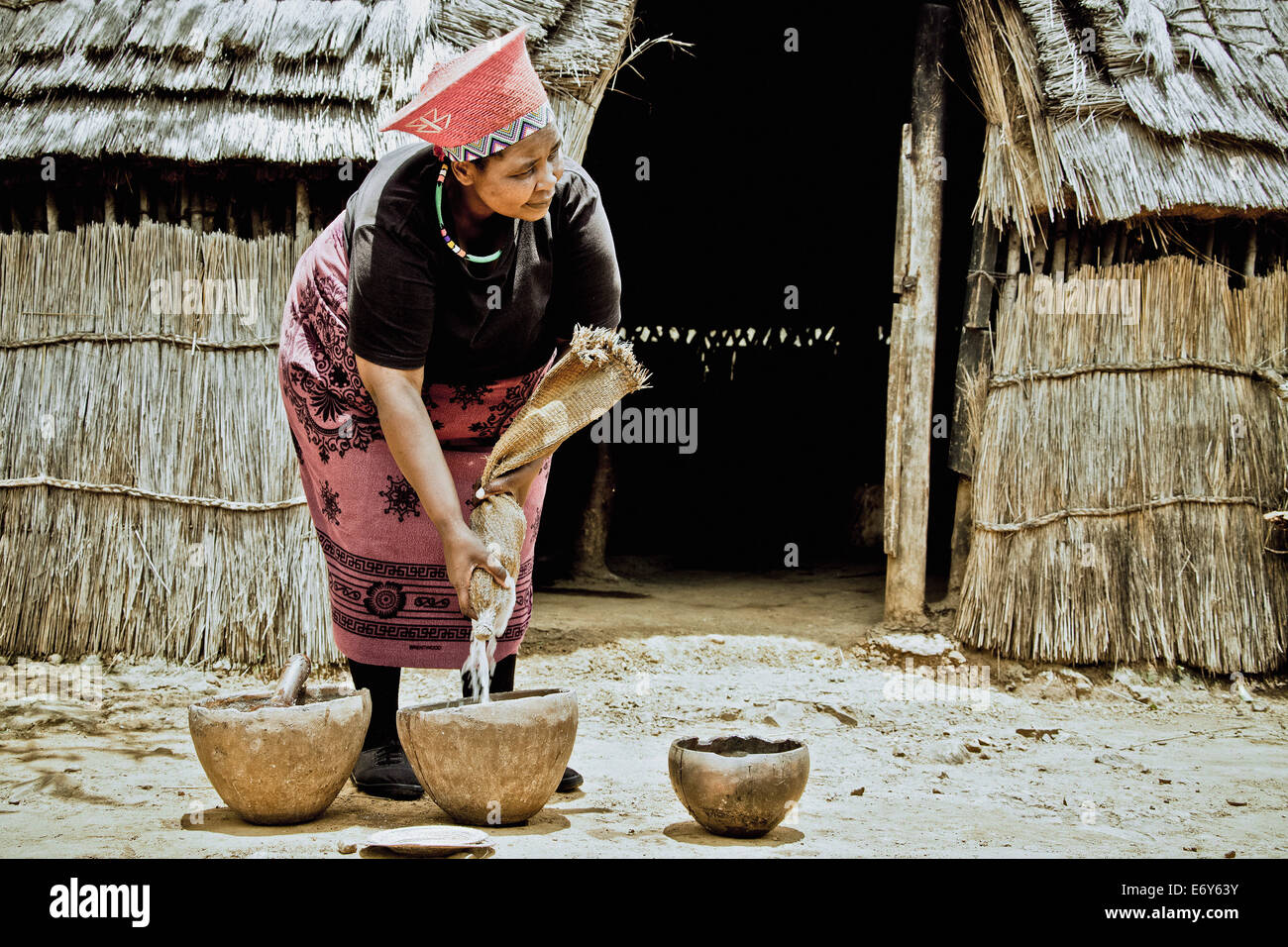 Femme de la tribu zoulou brasser la bière, KwaZulu-Natal, Afrique du Sud, l'Afrique Banque D'Images