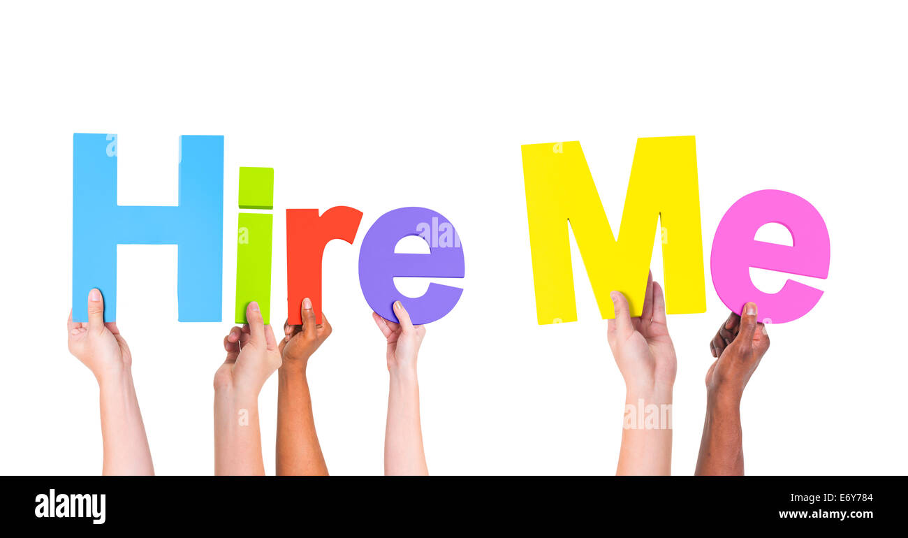 Bras levés multiethnique avec des textes m'embaucher Banque D'Images