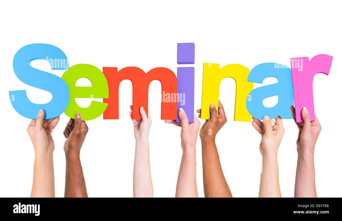 Bras levés multiethnique Holding Séminaire Texte Banque D'Images
