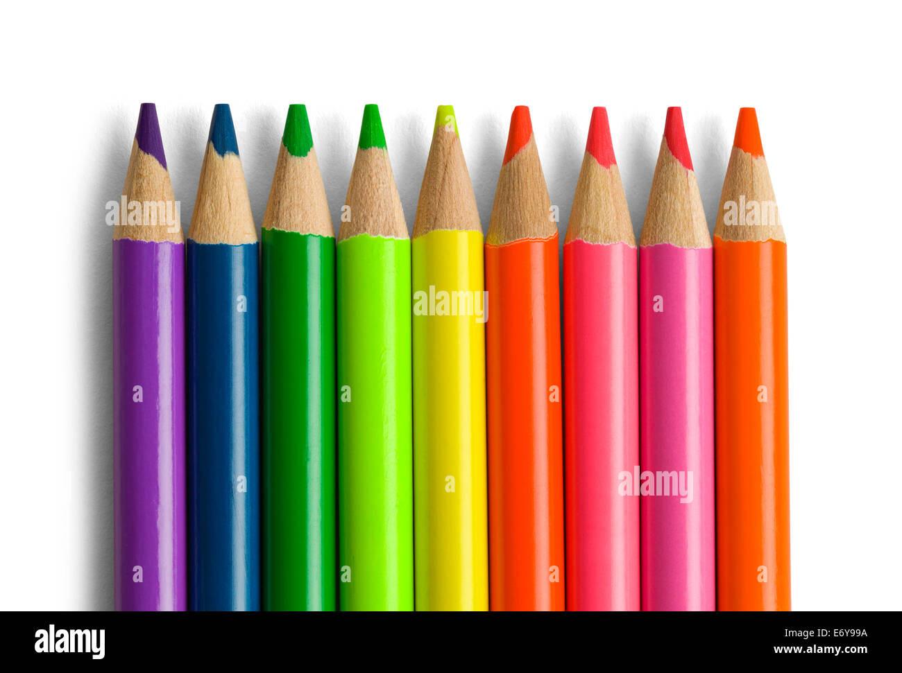 Plusieurs Crayons de couleur lumineux alignés isolé sur fond blanc. Banque D'Images