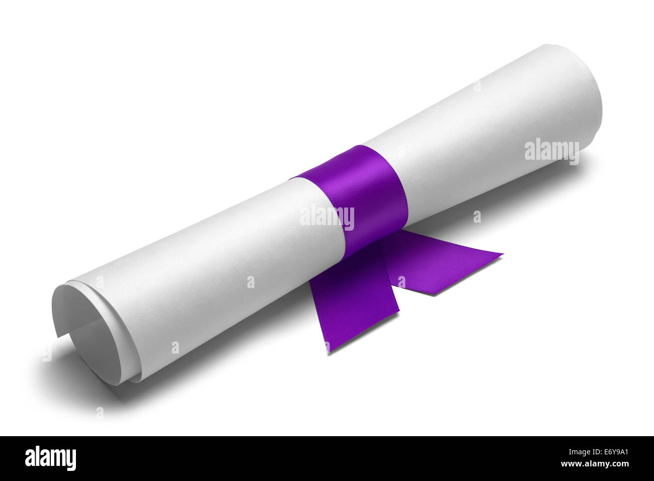 Diplôme attaché avec un ruban violet sur fond blanc isolé. Banque D'Images