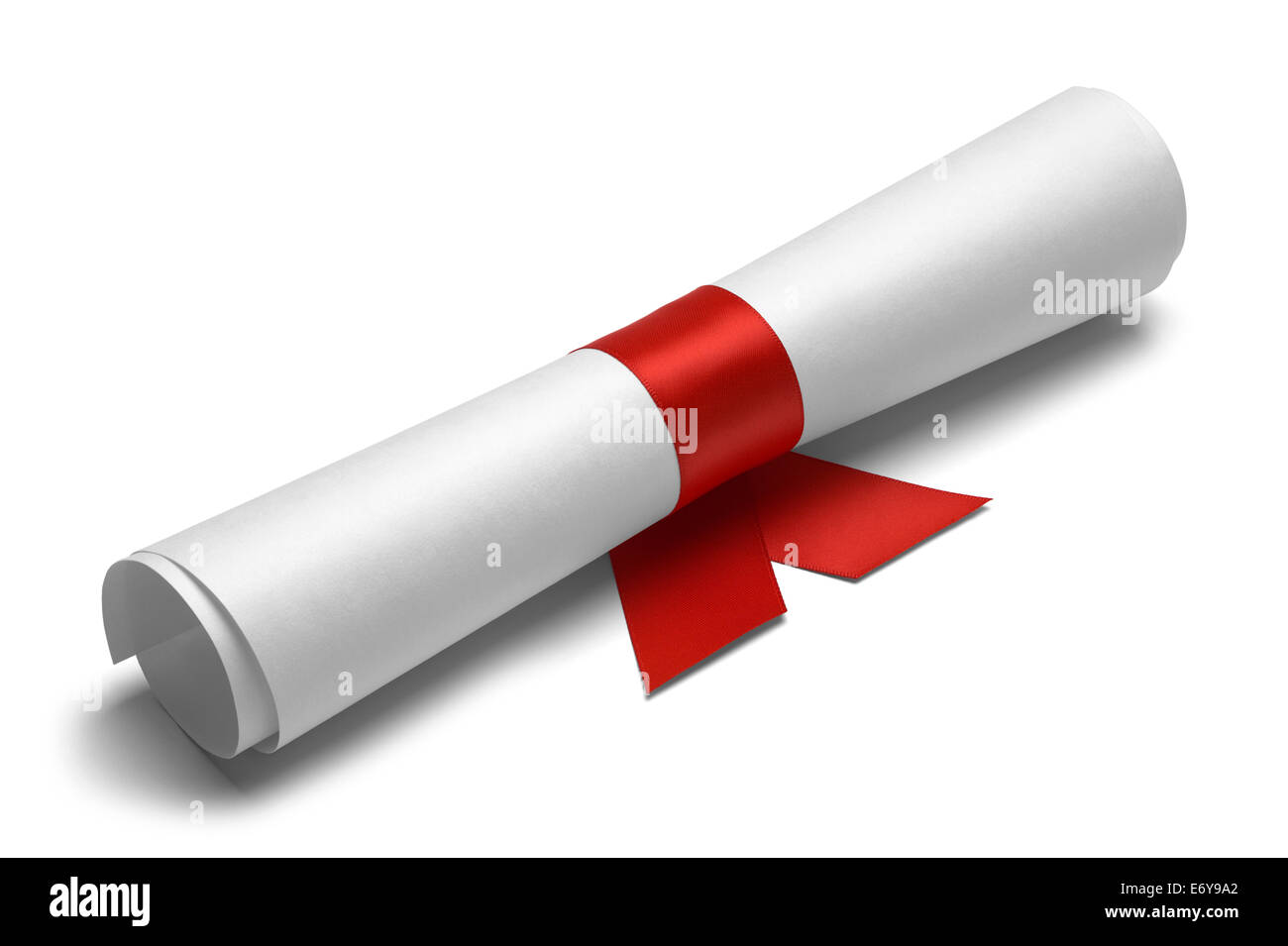 Diplôme attaché avec un ruban rouge sur fond blanc isolé. Banque D'Images
