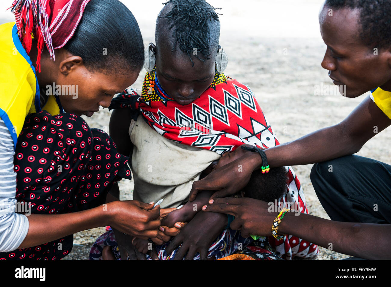 Une équipe de vaccination mobile visite un petit village Turkana par le lac Turkana et vaccine les nourrissons et les petits bébés. Banque D'Images