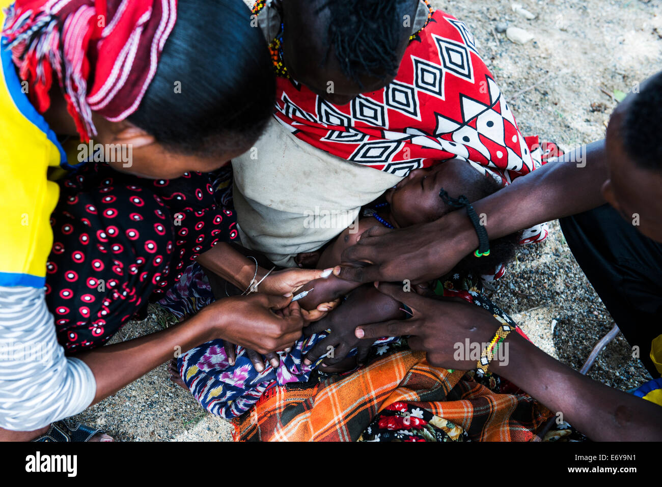 Une équipe de vaccination mobile visite un petit village Turkana par le lac Turkana et vaccine les nourrissons et les petits bébés. Banque D'Images