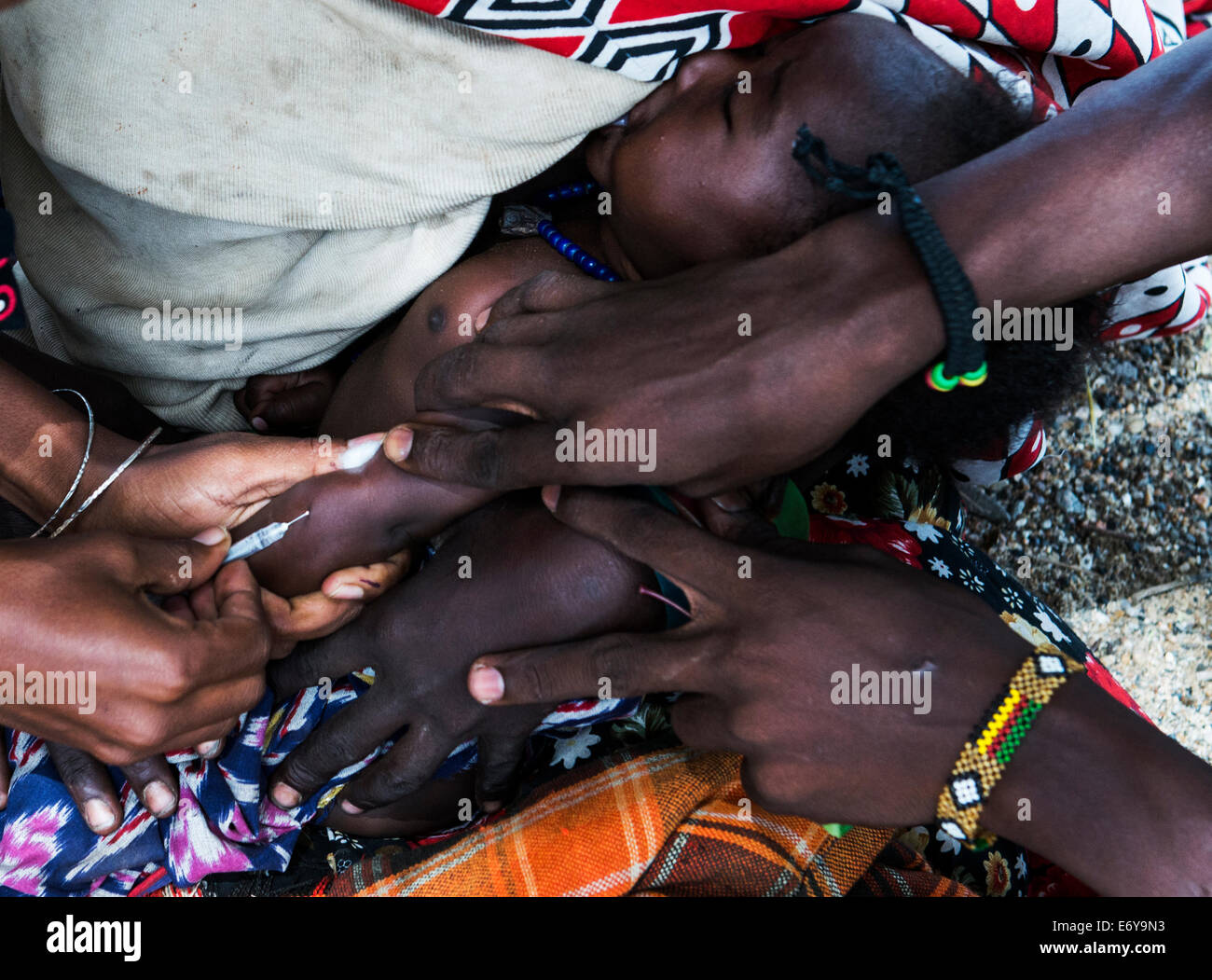 Une équipe de vaccination mobile visite un petit village Turkana par le lac Turkana et vaccine les nourrissons et les petits bébés. Banque D'Images