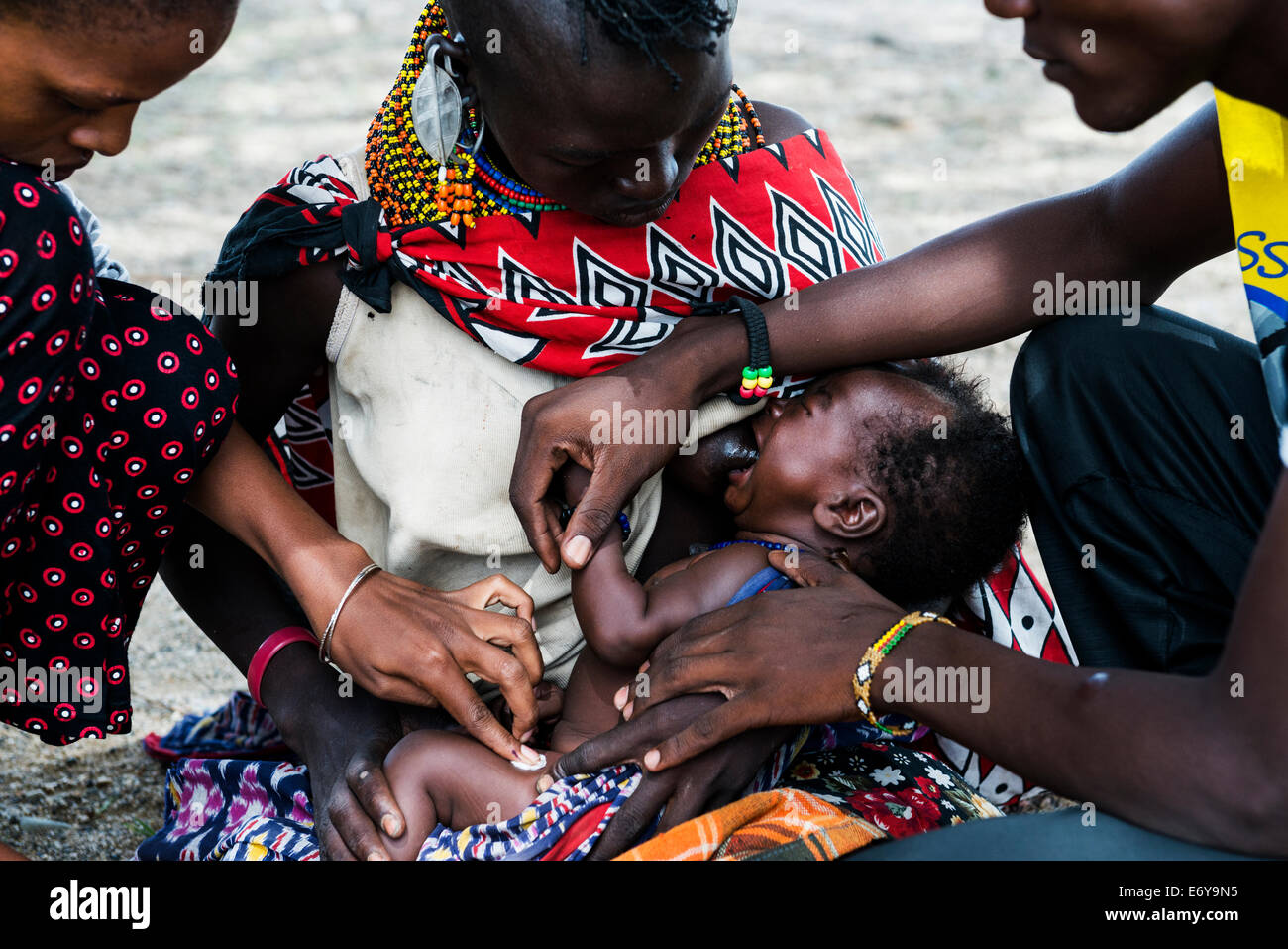 Une équipe de vaccination mobile visite un petit village Turkana par le lac Turkana et vaccine les nourrissons et les petits bébés. Banque D'Images