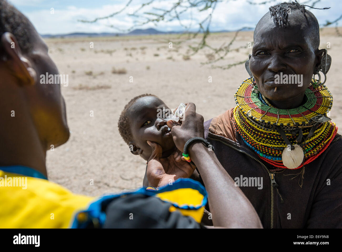 Une équipe de vaccination mobile visite un petit village Turkana par le lac Turkana et vaccine les nourrissons et les petits bébés. Banque D'Images