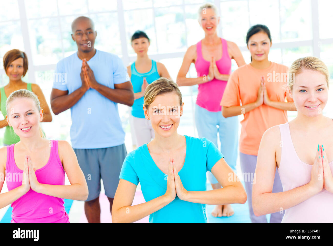 Groupe de personnes multi-heureux dans une classe de yoga Banque D'Images