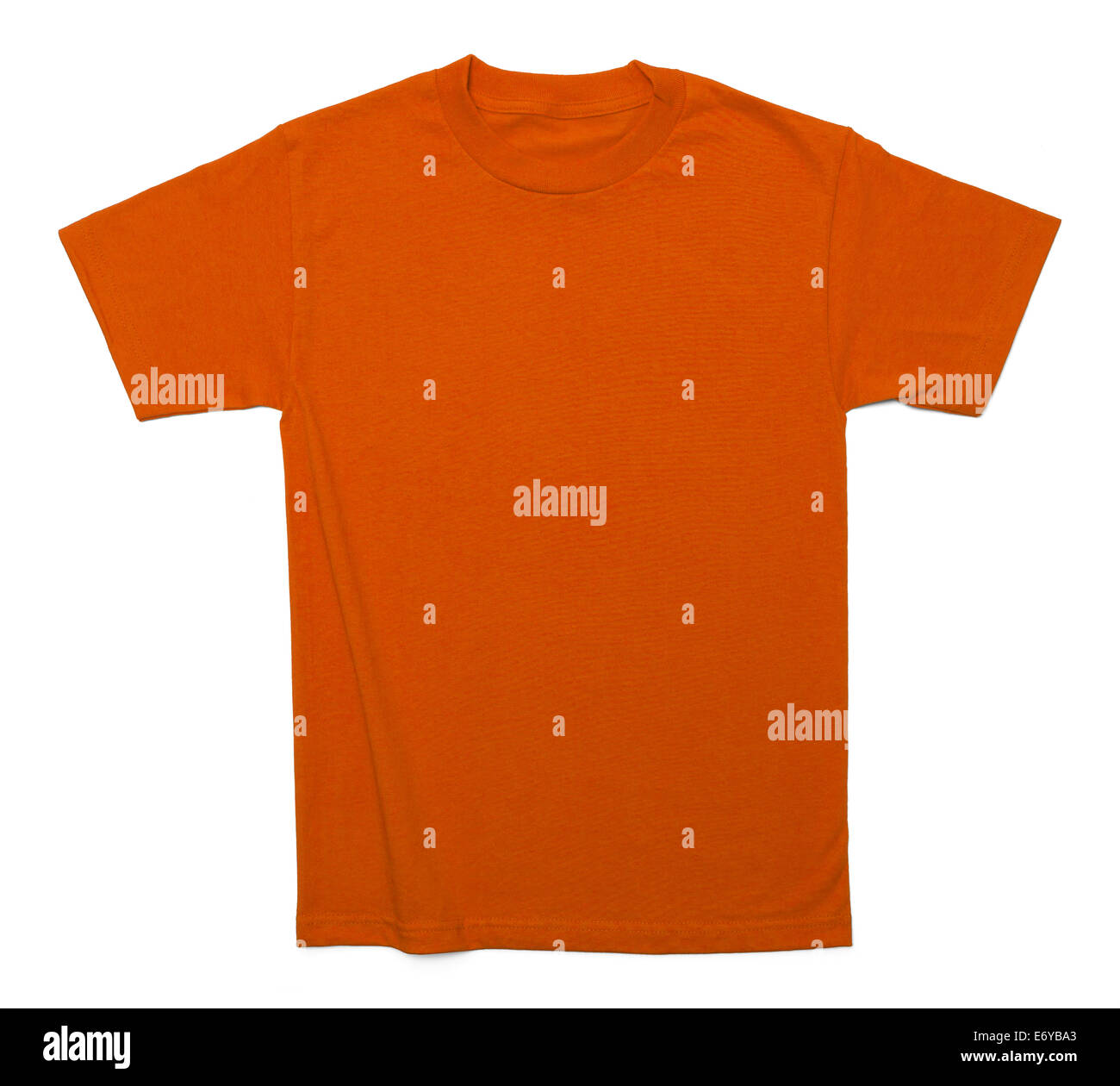 Chemise en coton orange avec copie espace isolé sur fond blanc. Banque D'Images