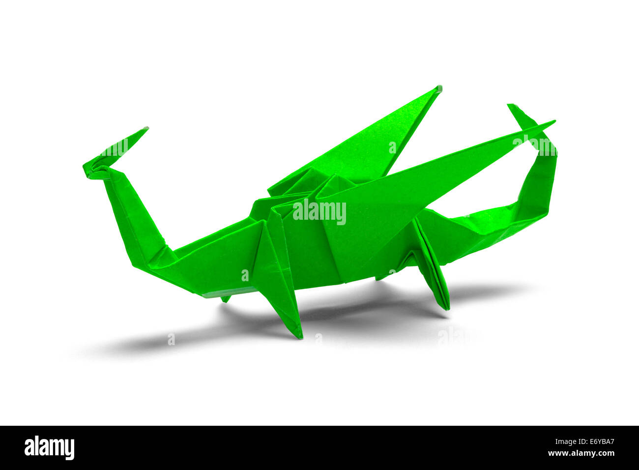 Origami Papier vert Dragon isolé sur fond blanc. Banque D'Images