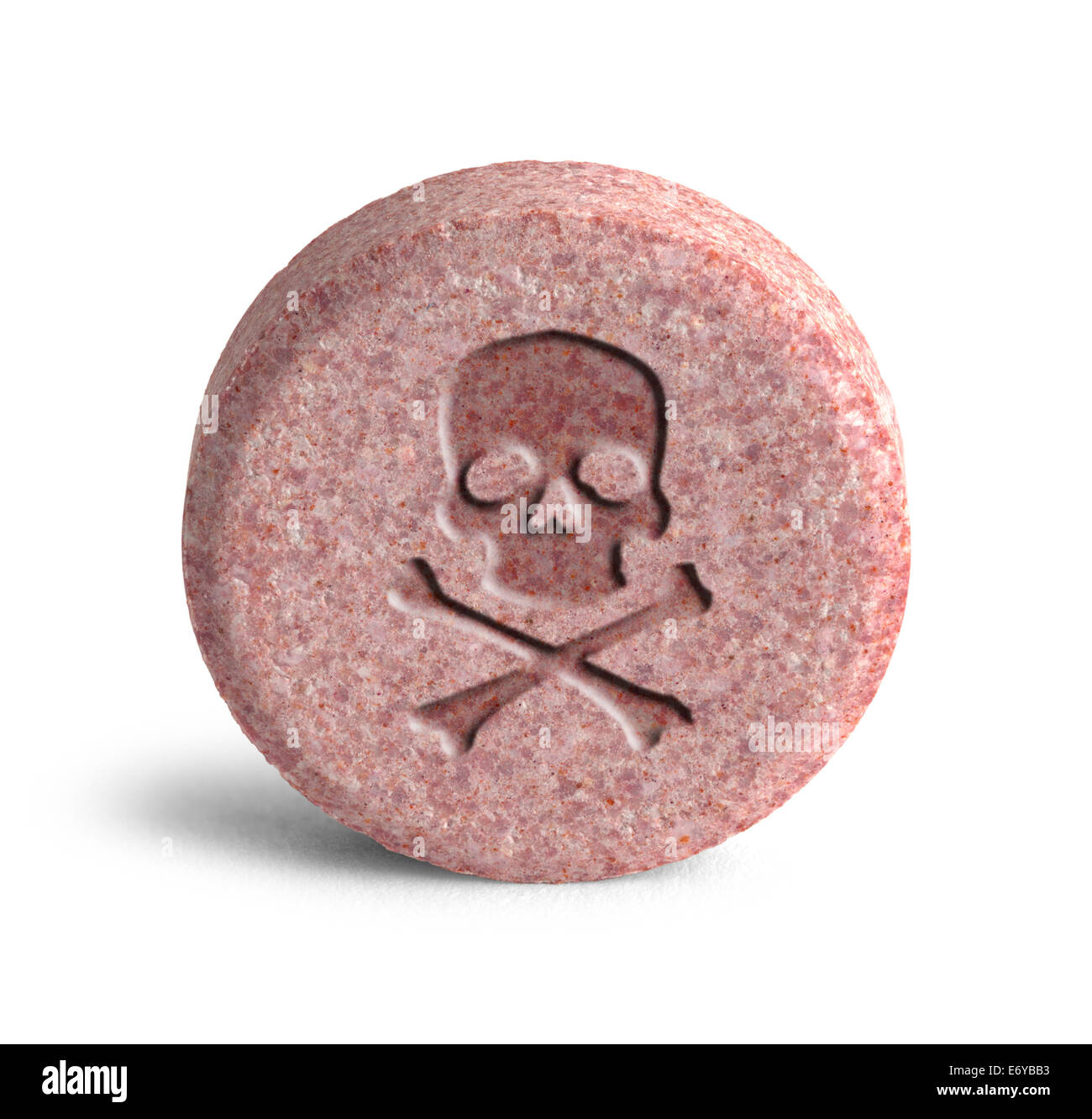 Pilule rose avec tête de mort isolé sur fond blanc. Banque D'Images