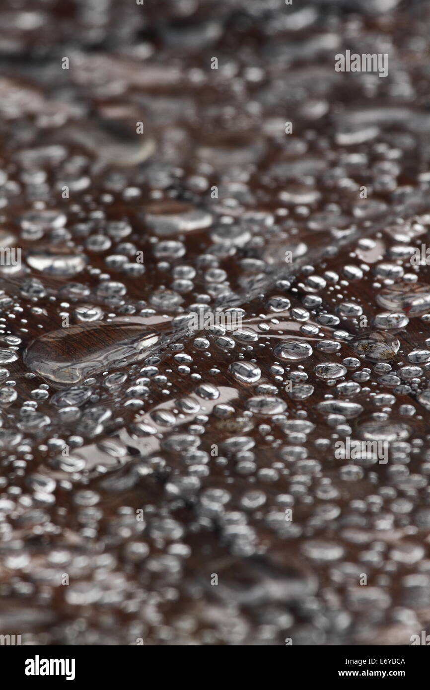 Gouttes de perles en plastique sur le couvercle de la table. Banque D'Images