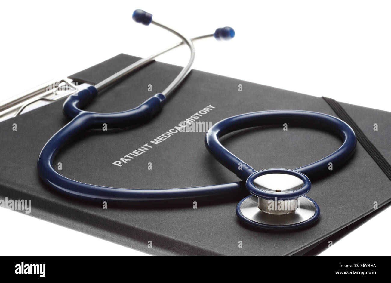 Les antécédents médicaux du patient fichier et stéthoscope sur fond blanc Banque D'Images