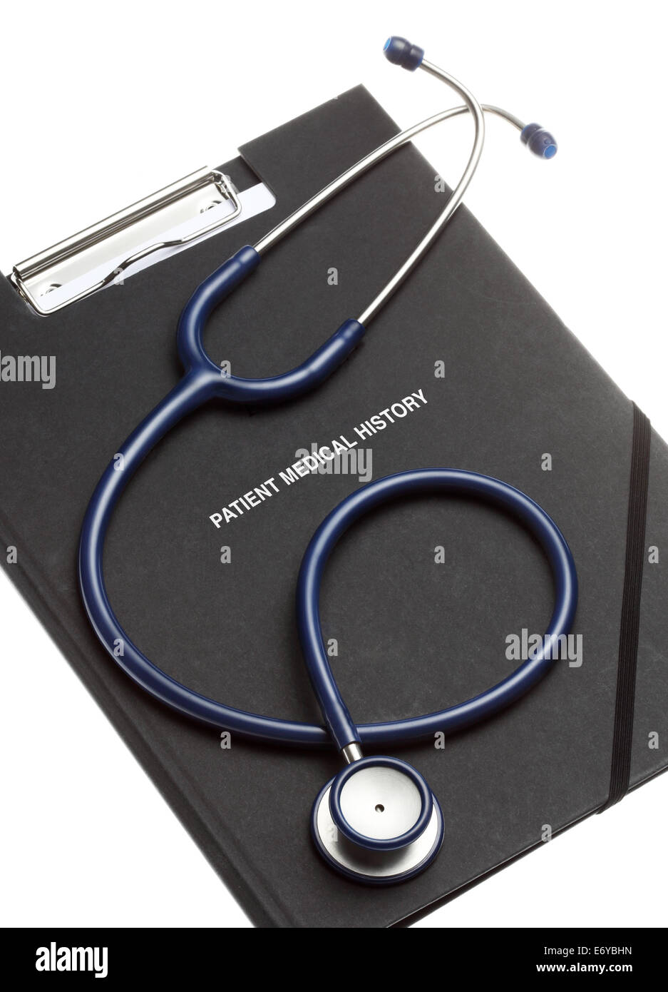 Les antécédents médicaux du patient fichier et stéthoscope sur fond blanc Banque D'Images