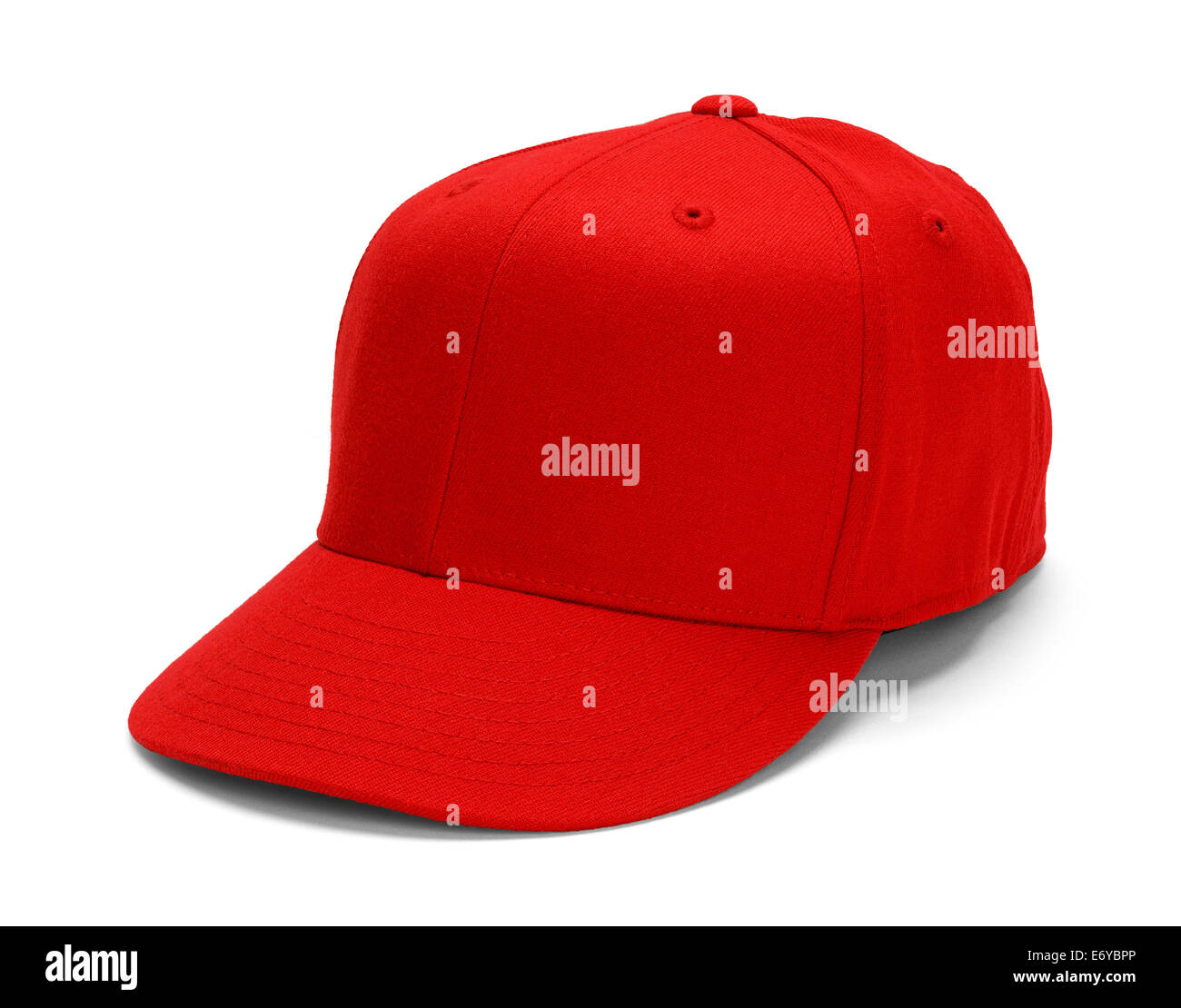 Casquette de baseball rouge avec copie espace isolé sur fond blanc. Banque D'Images