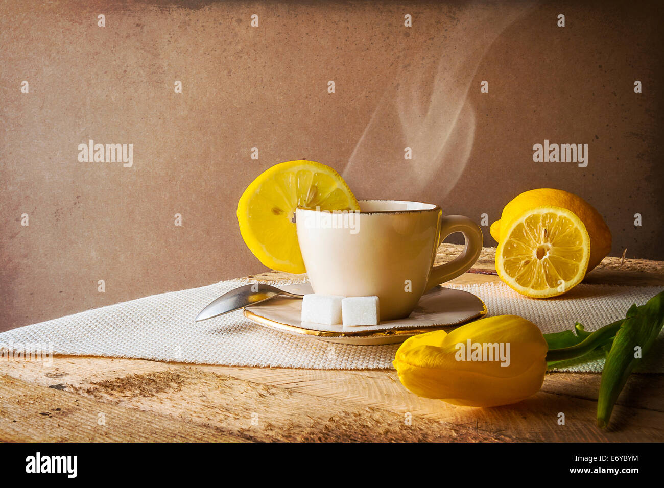 Nature morte à la tasse de thé chaud et de citrons Banque D'Images