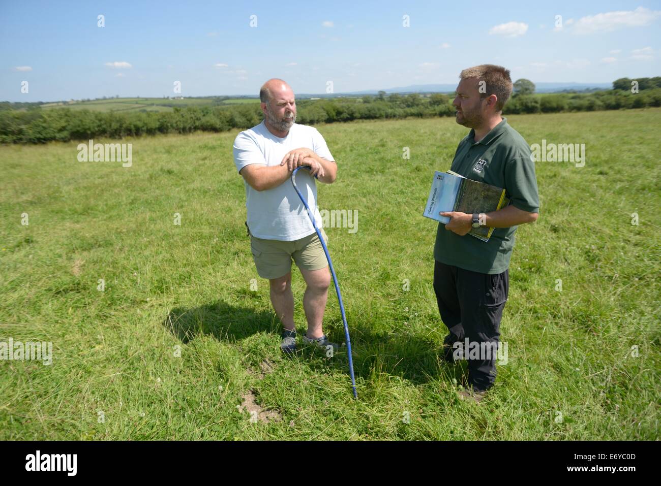 Le Devon Wildlife Trust advisor parler à un agriculteur dans le Nord du Devon sur la restauration des prairies de l'épi sur sa ferme Banque D'Images